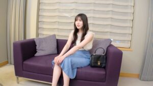 爆美女を『合法的にNTR』ます！！『彼氏の命令でAV出演を決めた』レイナさん。普段は百貨店で働く清楚なお姉さんが、全身性感帯であることを宣言！！濃密なキスからすでSEXスイッチオン！！ツルツルパイパンの綺麗なマ●コを豪快に広げられ、トロトロの愛液を舐め取るようにクンニ！！ガシガシ手マンとクンニで、彼氏のことなんかそっちのけで潮を部屋中に大噴出するレイナさん！どうやら潮吹き処女も頂いちゃった模様！！「これがAV・・・」と嬉しそうに出演を喜ぶ女とガン突き激イキ大放出セックス！！ 【初撮り】ネットでAV応募→AV体験撮影 2340