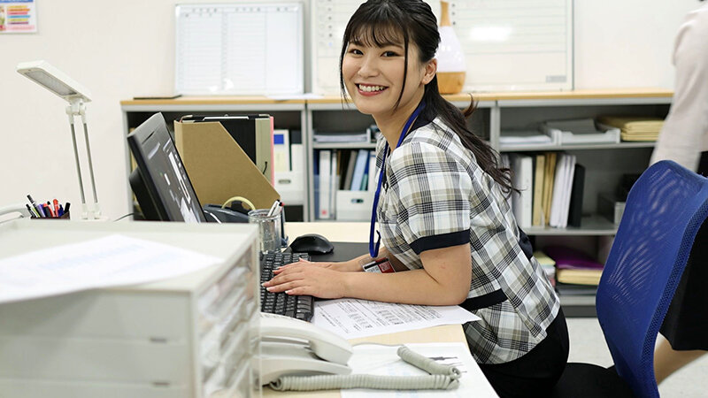 【職場でヤレる女】 Eカップの後輩OLは僕のセフレちゃん 勤務中に喉奥までフェラをするのが日課です-実はこの女ごっくん好きです。- 経理部 ののか 23歳 有加里ののかのサンプル画像1