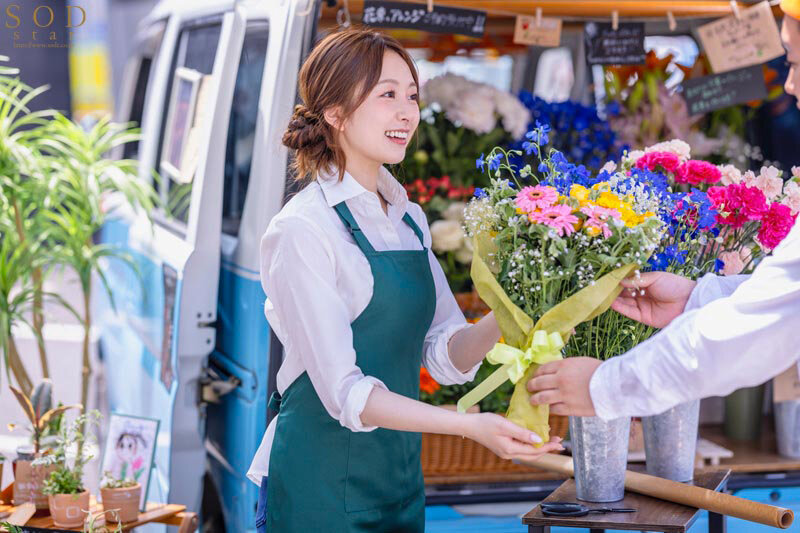 移動式花屋を営んでいる夫婦の妊活は、見知らぬ男達に妻を寝取らせた後にする【至高の10ピストン即中出し】で着床を目指している。 青空ひかりのサンプル画像2