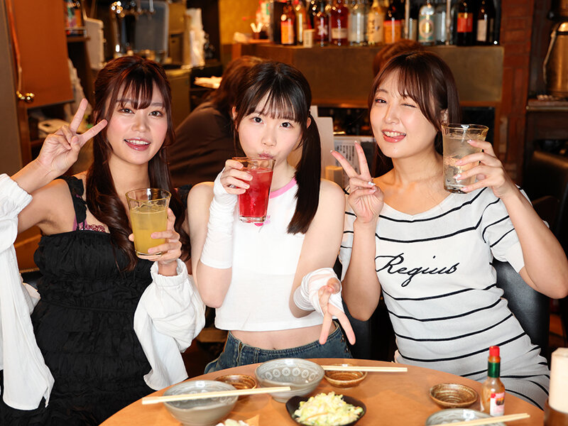 飲酒！飲尿！飲潮！お酒も体液も飲んで浴びて酔っ払ってヤリたい放題！！のサンプル画像1