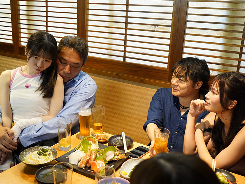 飲酒！飲尿！飲潮！お酒も体液も飲んで浴びて酔っ払ってヤリたい放題！！のサンプル画像2