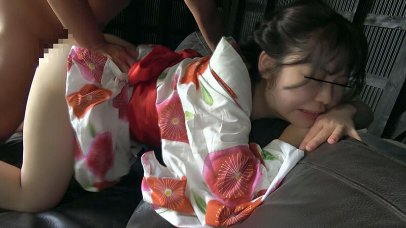 【閲覧注意】花火大会浴衣女子連れ込み膣奥中出し流出映像のサンプル画像1
