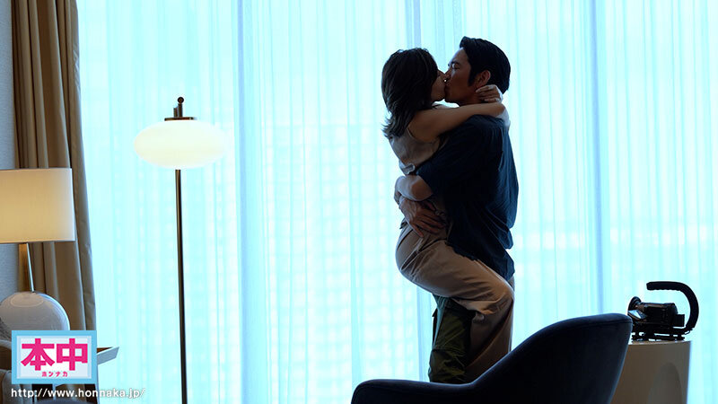 絶対バレてはいけないのに、中出し…中学の娘の担任教師と朝まで火遊び不倫デート JULIAのサンプル画像5