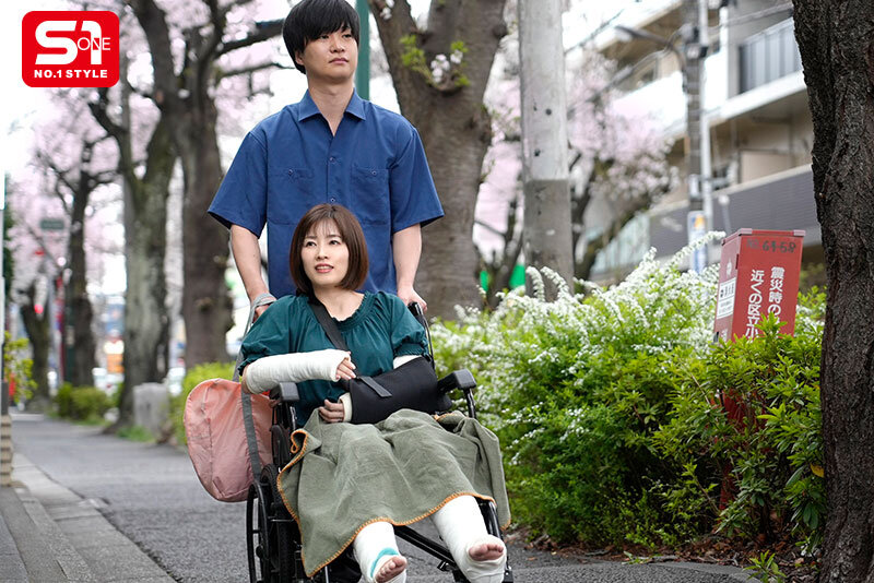 両手両足ケガした人妻が旦那の弟から下心丸出しで介護される話 奥田咲のサンプル画像2